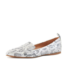 Load image into Gallery viewer, Women&#39;s Flat Socialite Silver Snake Skin
